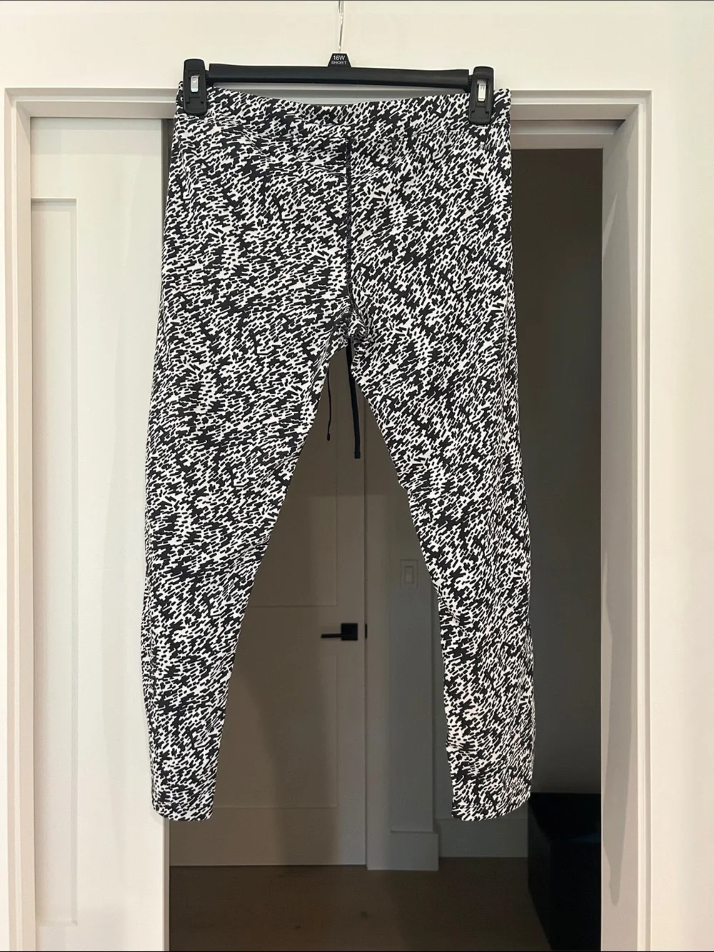 Nike Pronto Essential Running Crop Leggings in Black & White Print | Size Large